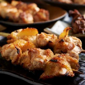 焼き鳥をはじめ人気の鶏料理が食べ放題で楽しめる神田の居酒屋「とりいちず」